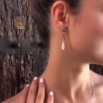 Pendientes largos en Plata de Ley y Nácar./ Mizril