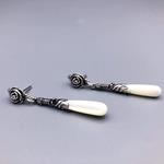 Pendientes largos en Plata de Ley y Nácar./ Mizril