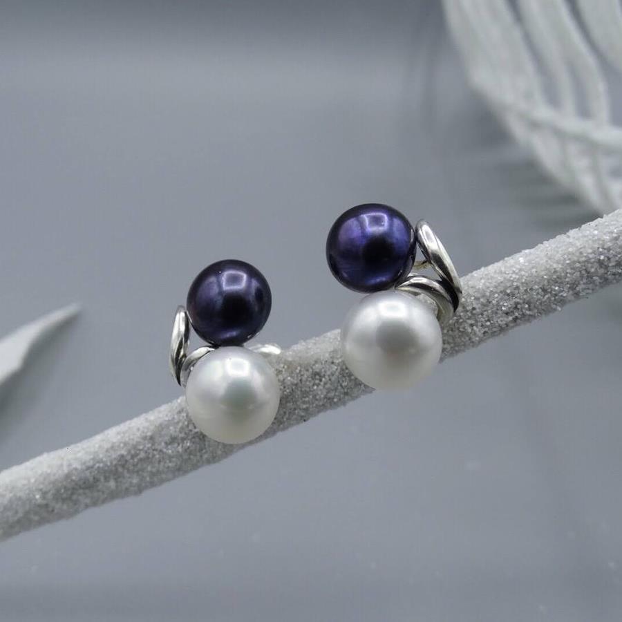 Pendientes cortos  de perlas cultivadas y plata de ley.